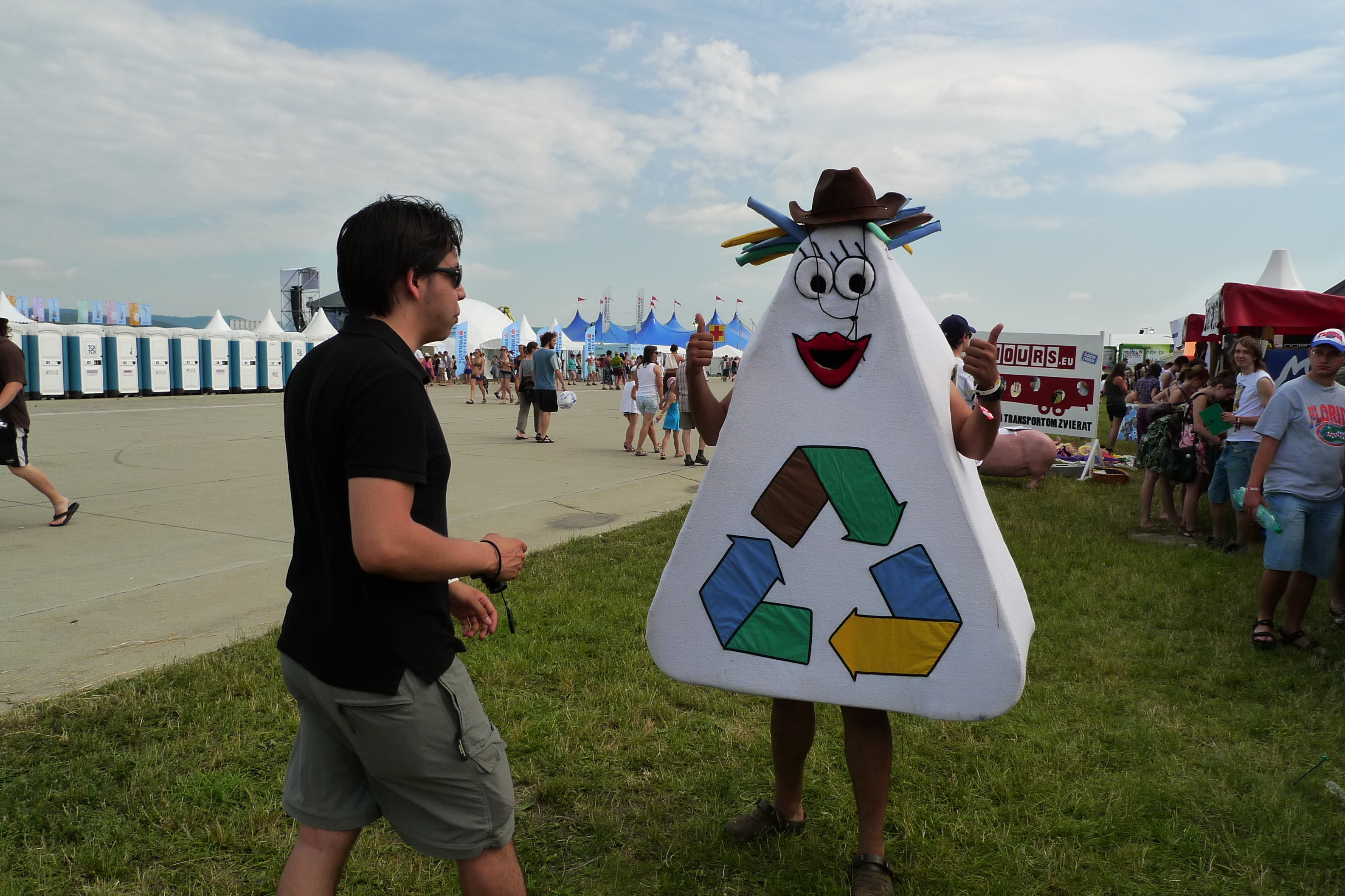Náš maskot Recyklačko zabáva účastníkov a informuje o správnom triedení odpadov. 
