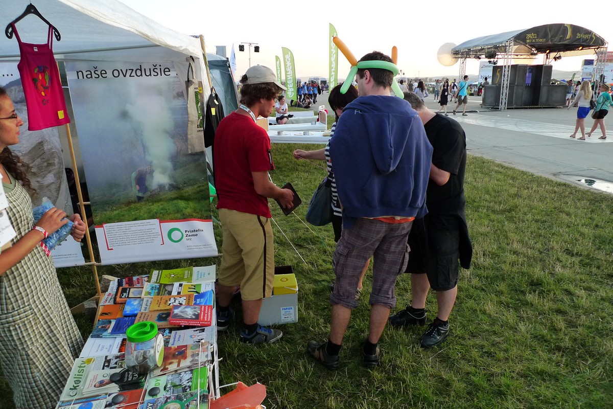 Dobrovoľníci Priateľov Zeme - SPZ informujú účastníkov festivalu ohľadom triedeného zberu, kompostovania, čiernych skládok a rie